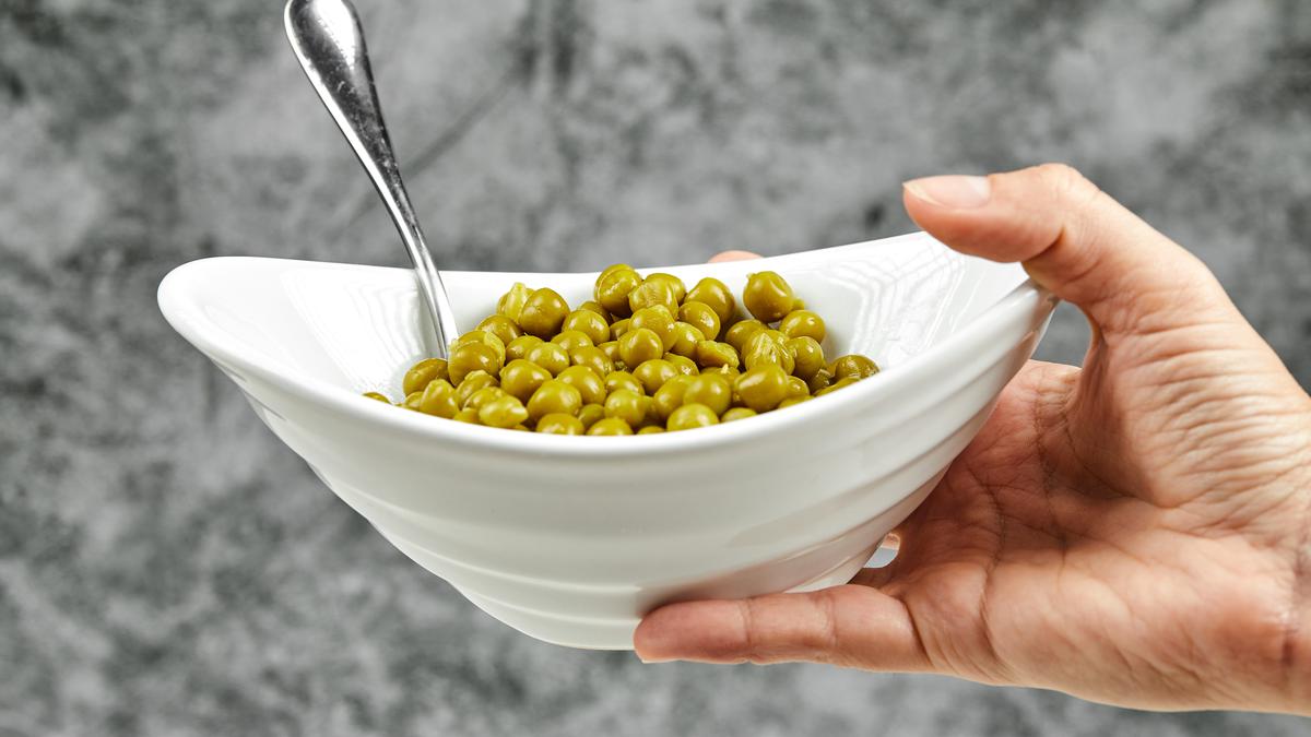 015964900_1754889199-hand-holding-bowl-boiled-green-peas.jpg