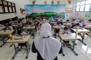 angka-anak-putus-sekolah-tinggi-bonnie-triyana-ingatkan-orang-tua-untuk-peduli-pendidikan-xjh.jpg