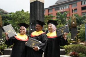 inspiratif-ayah-ibu-dan-anak-wisuda-bareng-di-universitas-brawijaya-ymy.jpg