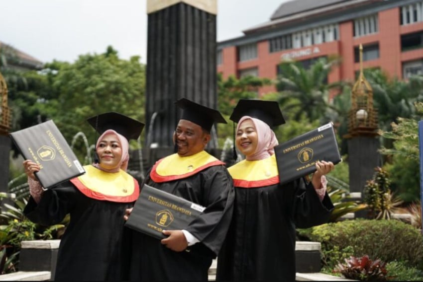 inspiratif-ayah-ibu-dan-anak-wisuda-bareng-di-universitas-brawijaya-ymy.jpg