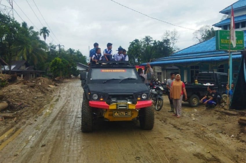 percepat-pemulihan-polri-kirim-sembako-dan-mesin-penyedot-air-ke-sumatera-lkb.jpg