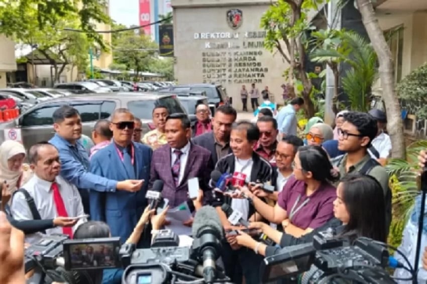 roy-suryo-cs-bakal-pertanyakan-700-barang-bukti-ijazah-jokowi-yang-disita-saat-gelar-perkara-khusus.jpeg