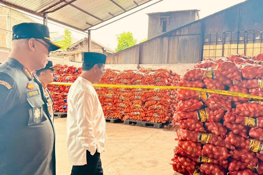 1335-ton-bawang-bombay-selundupan-bawa-penyakit-mentan-bongkar-sampai-akarnya-rjq.jpg
