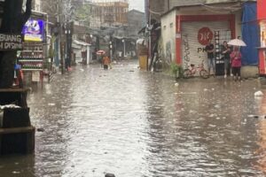3-orang-tewas-kesetrum-listrik-akibat-banjir-jakarta-axn.jpg
