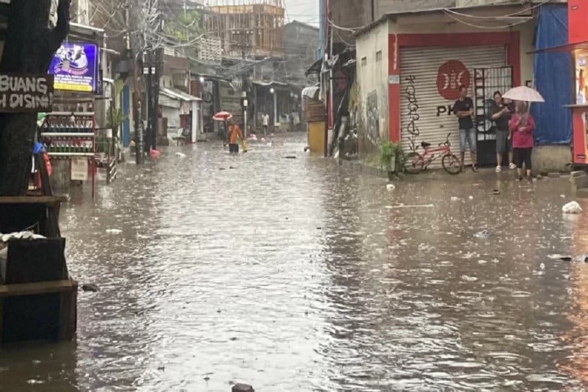 3-orang-tewas-kesetrum-listrik-akibat-banjir-jakarta-axn.jpg