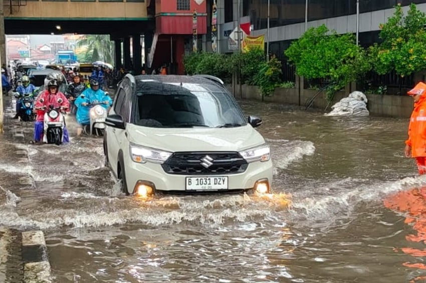 hujan-deras-12-rt-dan-17-ruas-jalan-di-jakarta-terendam-banjir-nlw.jpg