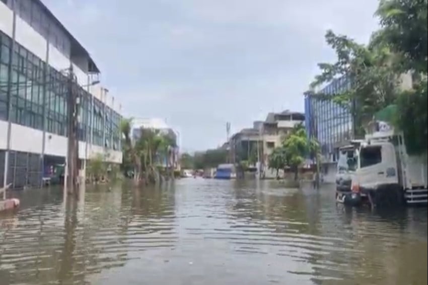 kawasan-pergudangan-teluk-gong-jakpus-masih-terendam-banjir-agw.jpg