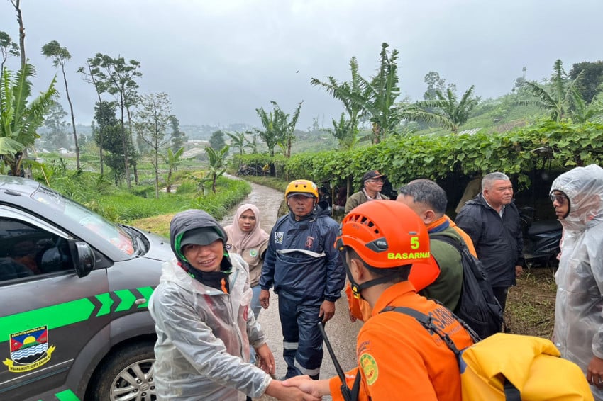 longsor-di-cisarua-bandung-barat-8-orang-tewas-82-masih-pencarian-yoc.jpg