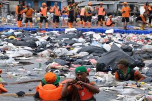 pemprov-dki-angkut-137-ton-sampah-dari-pesisir-tanggul-laut-muara-baru-rfd.jpg