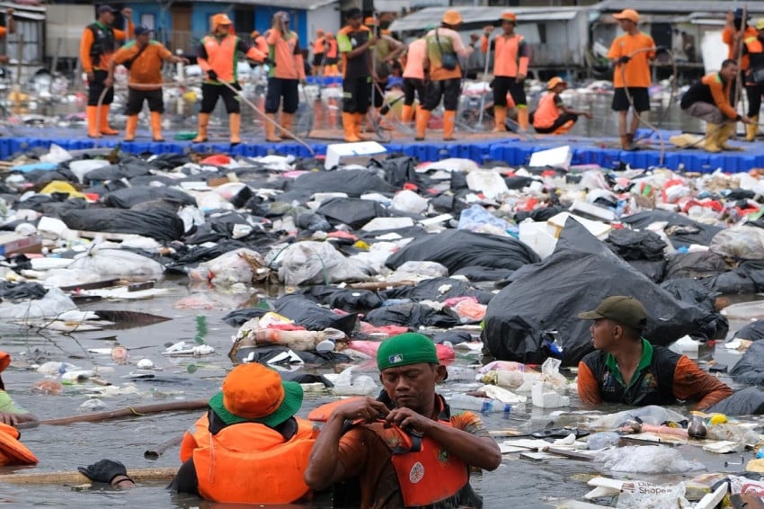 pemprov-dki-angkut-137-ton-sampah-dari-pesisir-tanggul-laut-muara-baru-rfd.jpg