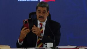 sebelum-ditangkap-as-maduro-pamer-huawei-mate-x6-klaim-tak-bisa-diretas-lzm.jpg
