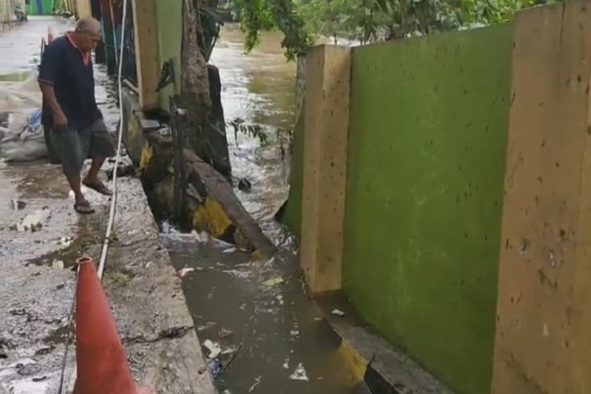 tembok-pembatas-jebol-area-pasar-cipulir-terendam-banjir-oeo.jpg