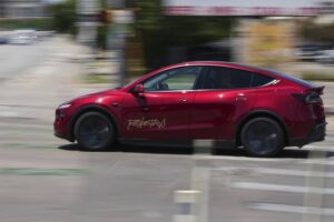 tesla-akan-denda-penumpang-yang-muntah-di-dalam-robotaxi-lhb.jpg
