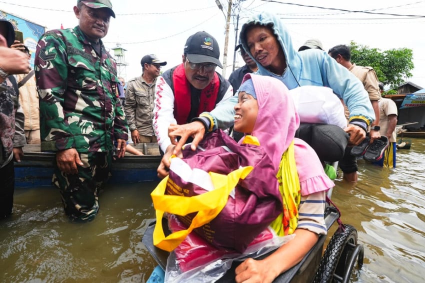 tinjau-218-pengungsi-banjir-di-banjar-mensos-apa-yang-kurang-dan-perlu-diperkuat-iky.jpeg