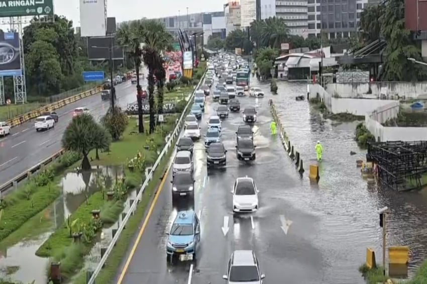 tol-sedyatmo-masih-banjir-pengendara-diimbau-lewat-jalur-alternatif-menuju-bandara-soetta-apl.jpg