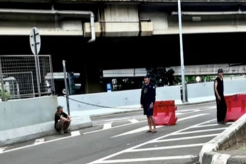 tutup-exit-tol-rawa-buaya-jakbar-6-pak-ogah-ditangkap-dnq.jpg
