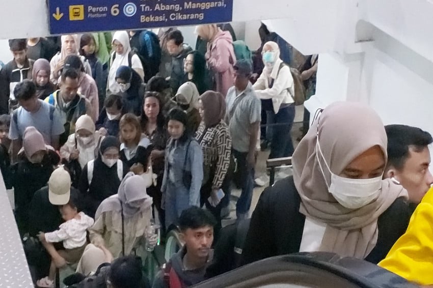 puncak-arus-balik-lebaran-pemudik-terus-berdatangan-di-stasiun-pasar-senen-malam-ini-nob.jpg