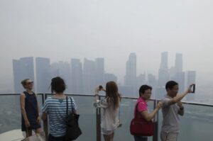 kabut-asap-karhutla-indonesia-mengancam-f1-singapura-2026-gow.jpg