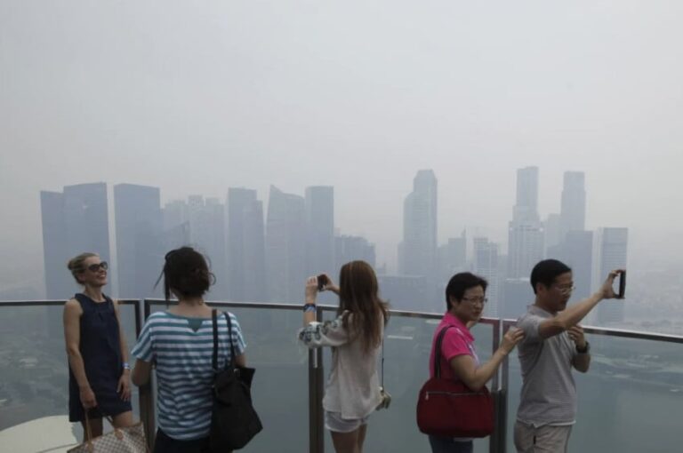 kabut-asap-karhutla-indonesia-mengancam-f1-singapura-2026-gow.jpg